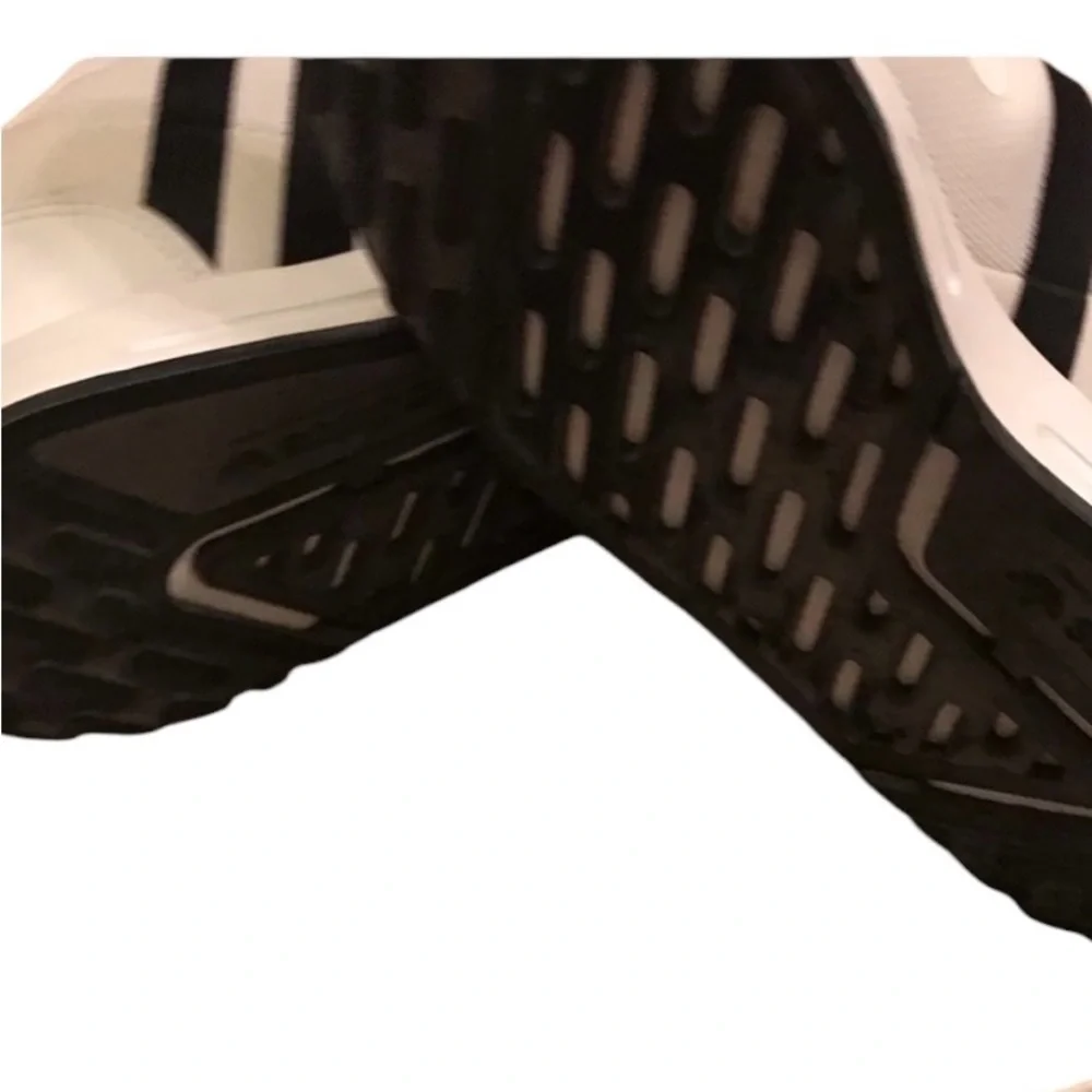 Adidas White and‎ Black Smooth Runner Elastic Sneaker Men’s 7 Women’s 9 Unisex